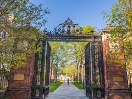 Yale Lecturer Highlights Blockchain Transparency after Panama Papers