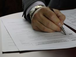 Coinbase vs IRS: CEO Says Broker Tax Forms ‘Potential Solution’